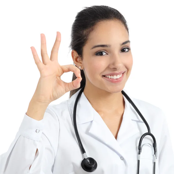 Bela jovem médico mulher sorrindo e gesticulando ok isolado — Fotografia de Stock