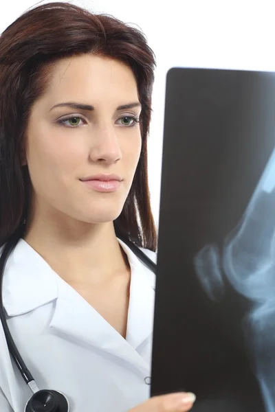 Mulher bonita médico olhando uma radiografia de um joelho — Fotografia de Stock