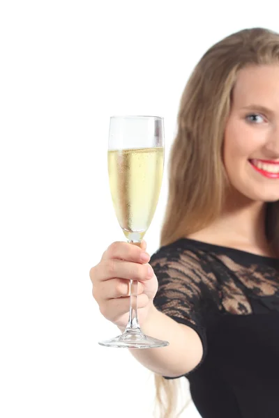 Nahaufnahme einer schönen Frau, die mit Champagner anstößt — Stockfoto