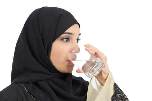 Mujer árabe bebiendo agua de un vaso — Foto de Stock