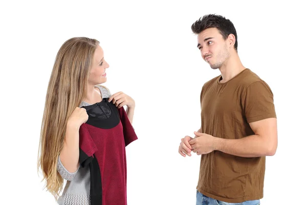 Mulher feliz tentando roupas de compras com seu namorado — Fotografia de Stock