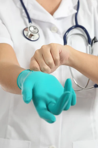 試験のラテックス手袋を置く女性医師のクローズ アップ — ストック写真