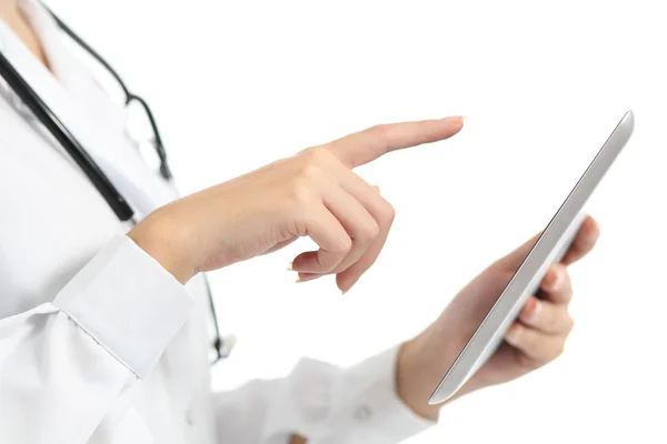 Femme médecin main touchant une tablette numérique — Photo