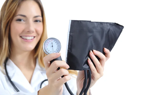 หมอผู้หญิงถือและแสดง sphygmomanometer — ภาพถ่ายสต็อก