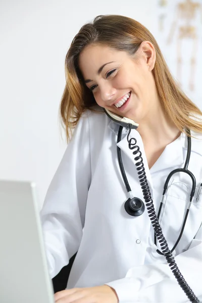 Beautiful doctor in a consultation talking on the phone — Stock Photo, Image