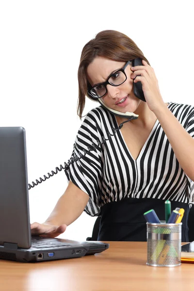 Vackra sekreterare betonade vid telefonen arbetar på kontoret — Stockfoto