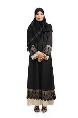 Arap kadın bir hijab giyen ayakta poz