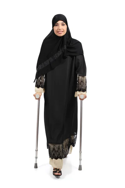 Mulher árabe andando com muletas — Fotografia de Stock