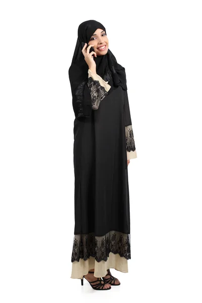 Donna araba in piedi che parla al telefono — Foto Stock