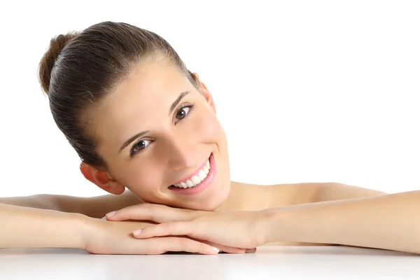 Porträt einer schönen natürlichen Frau Gesichtsbehandlung mit einem weißen perfekten Lächeln — Stockfoto