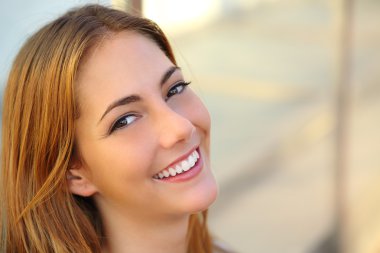 güzel bir kadın ile mükemmel bir beyaz gülümseme ve pürüzsüz bir cilt