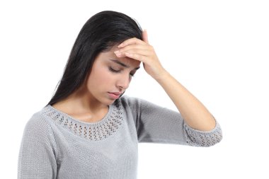 baş ağrısı ve alin üzerinden el ile güzel bir Arap kadın