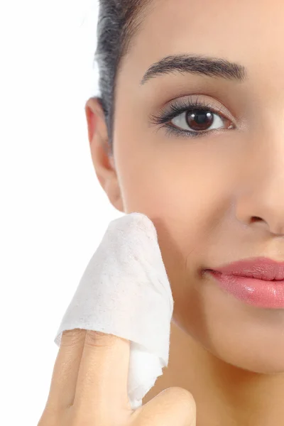 Primer plano de una cara de mujer quitando maquillaje con una toallita de bebé —  Fotos de Stock