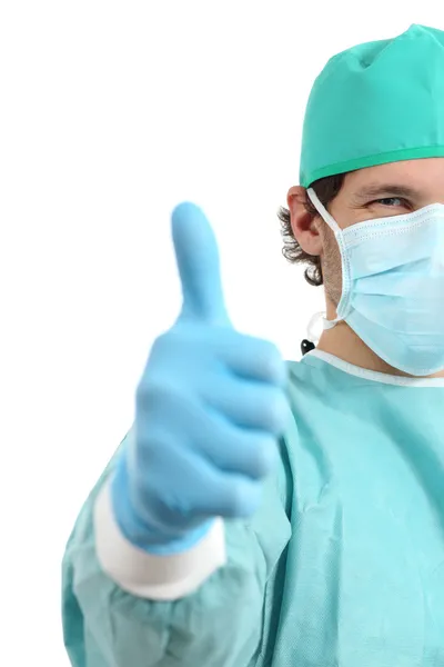 Chirurg z maski i rękawiczki robi kciuk gest — Zdjęcie stockowe