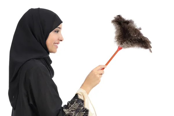 Profiel van:: een Arabische vrouw reiniging met een stofdoek schoon — Stockfoto