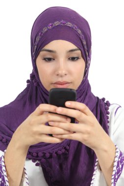 Arabische vrouw schrijven van een bericht verslaafd aan de slimme telefoon