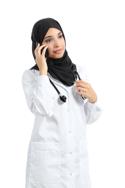 Арабская женщина-врач разговаривает по смартфону — стоковое фото