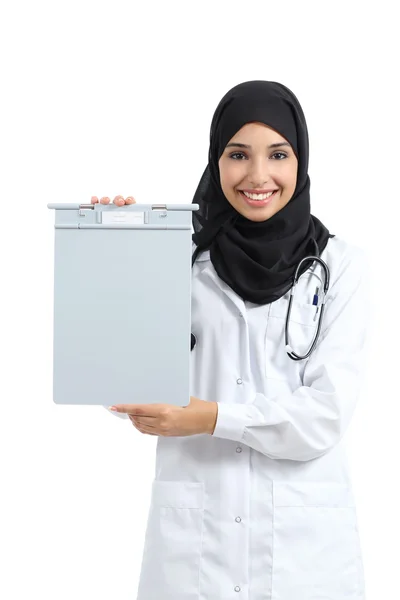 Arab nő mutatja egy üres orvosi előzmények mappában — Stock Fotó