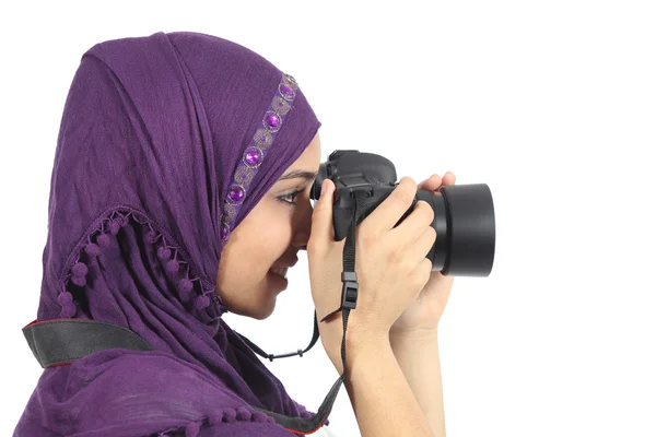 Mujer árabe fotógrafa sosteniendo una cámara dslr —  Fotos de Stock