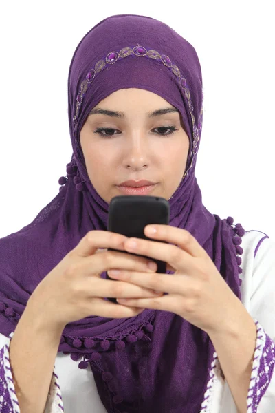 Arab woman writing a message addicted to the smart phone — Stock Photo, Image