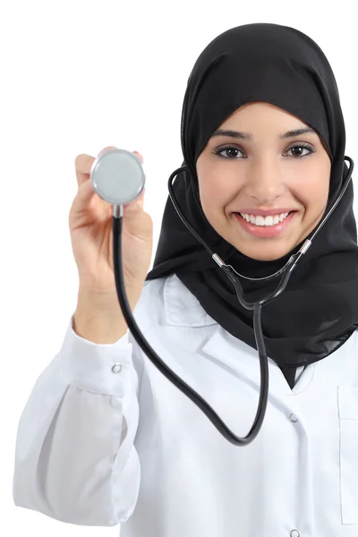 Vue de face d'une femme médecin arabe montrant un stéthoscope — Photo