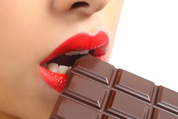 Hermosa mujer labios rojos comiendo chocolate —  Fotos de Stock