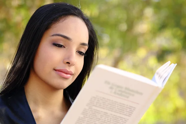 Primer plano de una hermosa mujer leyendo un libro en un parque — Foto de Stock