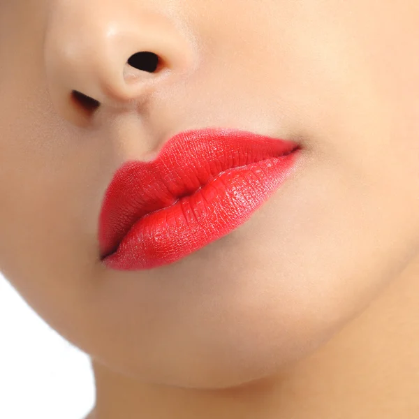 Primer plano de los labios de una mujer detalle pintado en rojo — Foto de Stock