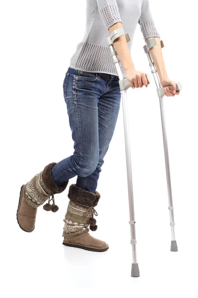 Close up de uma mulher andando com muletas — Fotografia de Stock