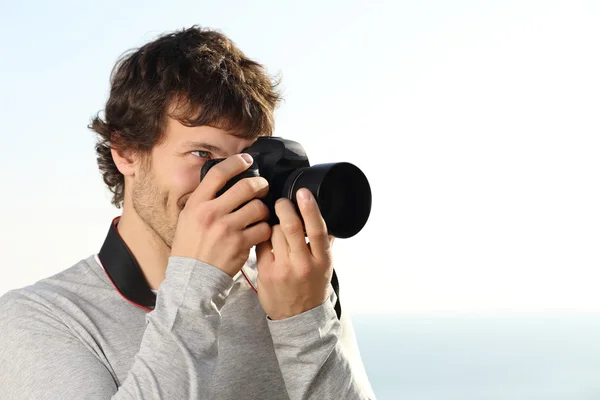 Fotografia atraente fotografar com uma câmera slr — Fotografia de Stock