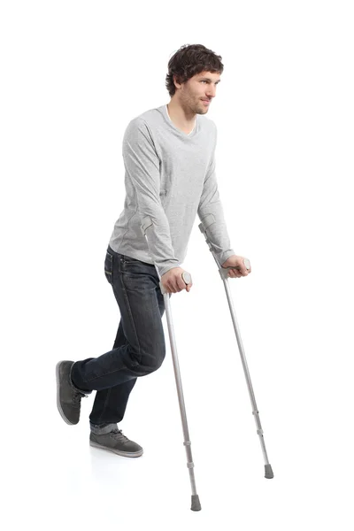 Rehabilitación de un hombre adulto caminando con muletas — Foto de Stock