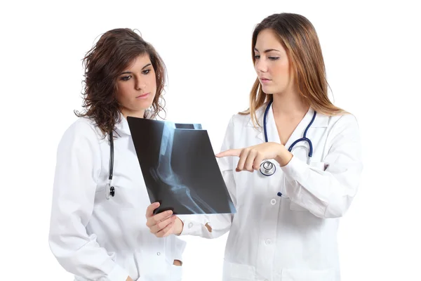 Dwóch lekarzy kobiece oglądania radiografii — Zdjęcie stockowe