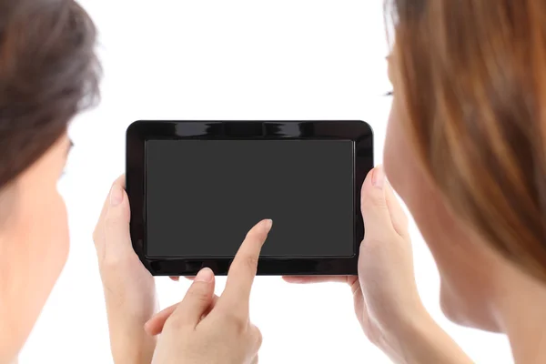 Dos chicas viendo una pantalla de tableta en blanco —  Fotos de Stock