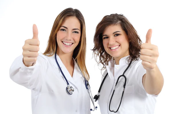 Жінка-лікар і медсестра з великим пальцем вгору — стокове фото