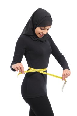 Arap kadın bel ölçüm bandı ile ölçme