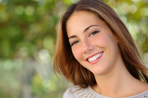 Mulher branca bonita sorrir conceito de cuidados dentários — Fotografia de Stock