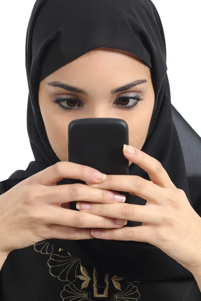 Vooraanzicht van een Arabische vrouw verslaafd aan de slimme telefoon — Stockfoto