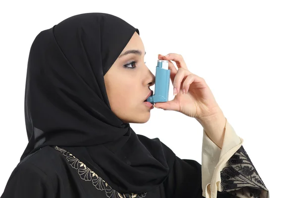 Mujer árabe saudita respirando desde un inhalador de asma —  Fotos de Stock