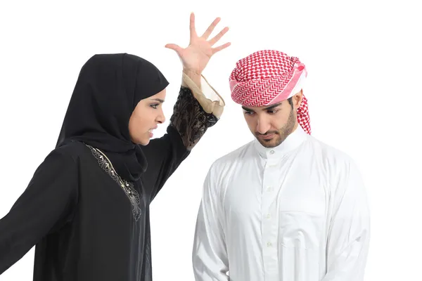 Arabische paar met een vrouw aan haar echtgenoot het argument — Stockfoto