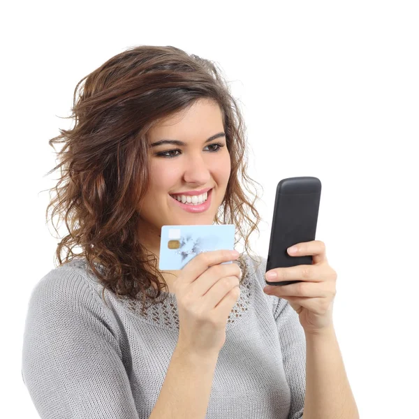 Hermosa mujer sosteniendo una compra de tarjeta de crédito en el teléfono inteligente — Foto de Stock