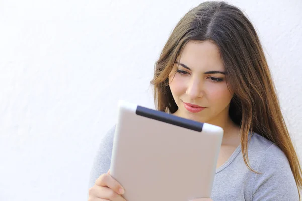 Portrét ženy čtení ebook tabletu — Stock fotografie