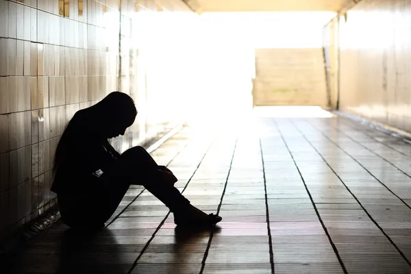 Adolescente deprimido sentado dentro de un túnel sucio —  Fotos de Stock