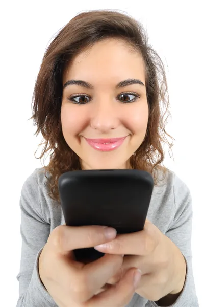 Amplia vista angular de una bonita adolescente feliz con un teléfono inteligente —  Fotos de Stock