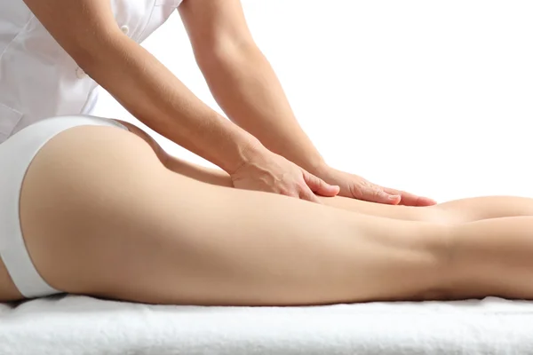 Vista laterale di una donna gambe che ricevono una terapia di massaggio — Foto Stock