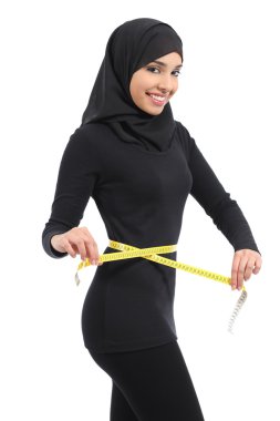 güzel arab Suudi fitness kadının beline bir şerit metre ile ölçme