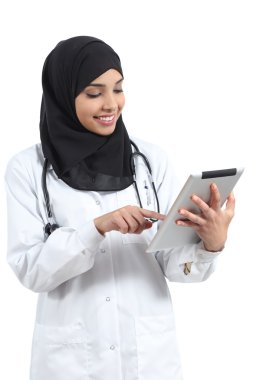 bir tablet ile çalışan Suudi Arap doktor kadın