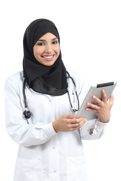 Arabo medico donna con un tablet guardando la fotocamera — Foto Stock