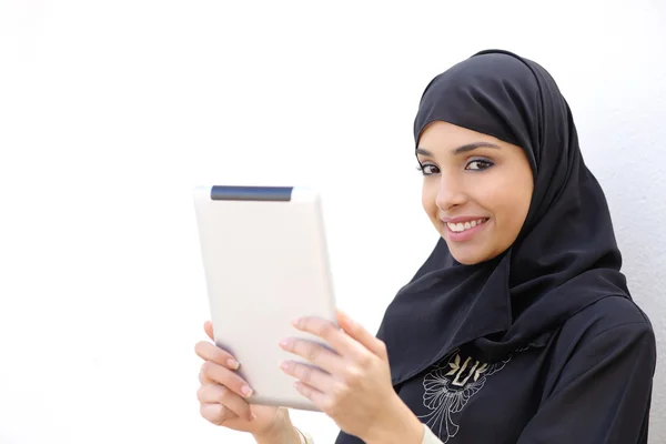 Araberin hält Tablet in der Hand und blickt in Kamera — Stockfoto