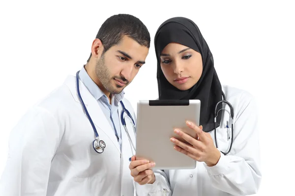 Medici arabi sauditi che lavorano con un tablet — Foto Stock