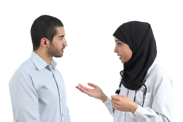 Médico árabe conversando com um paciente — Fotografia de Stock